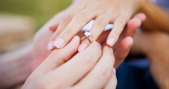 Các cặp đôi cũng cần chú ý để trao nhẫn cưới sao cho đúng cách