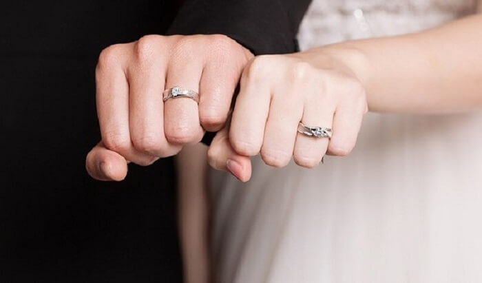 Nhẫn cưới là vật tượng trưng cho sự gắn kết của vợ chồng