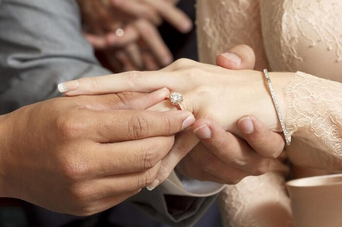 Nhẫn cưới được đeo vào ngón áp út của tay phải đối với con gái