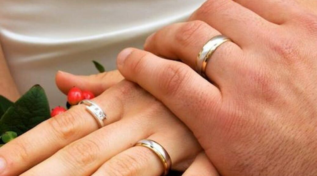 Nhẫn cưới mang ý nghĩa thiêng liêng nên rất cấm kị làm mất hay mang đi bán